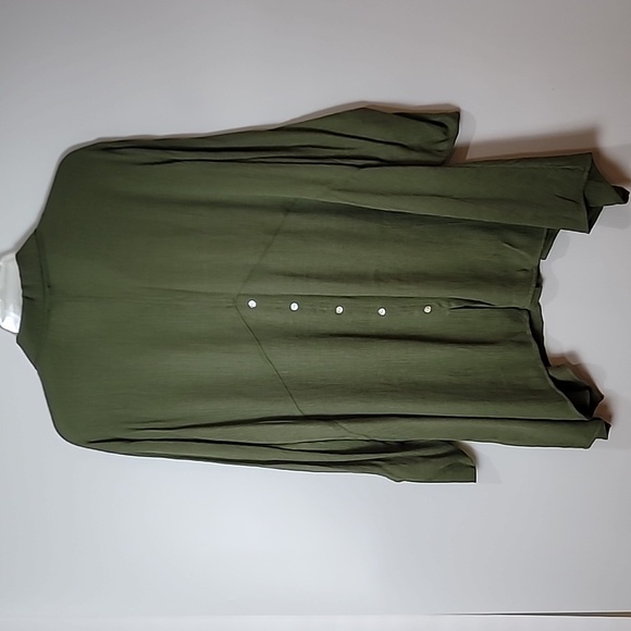 ND New Directions Green Button-up - Roll-tab sleeves V-neck -Back button design - Picture 3 of 15